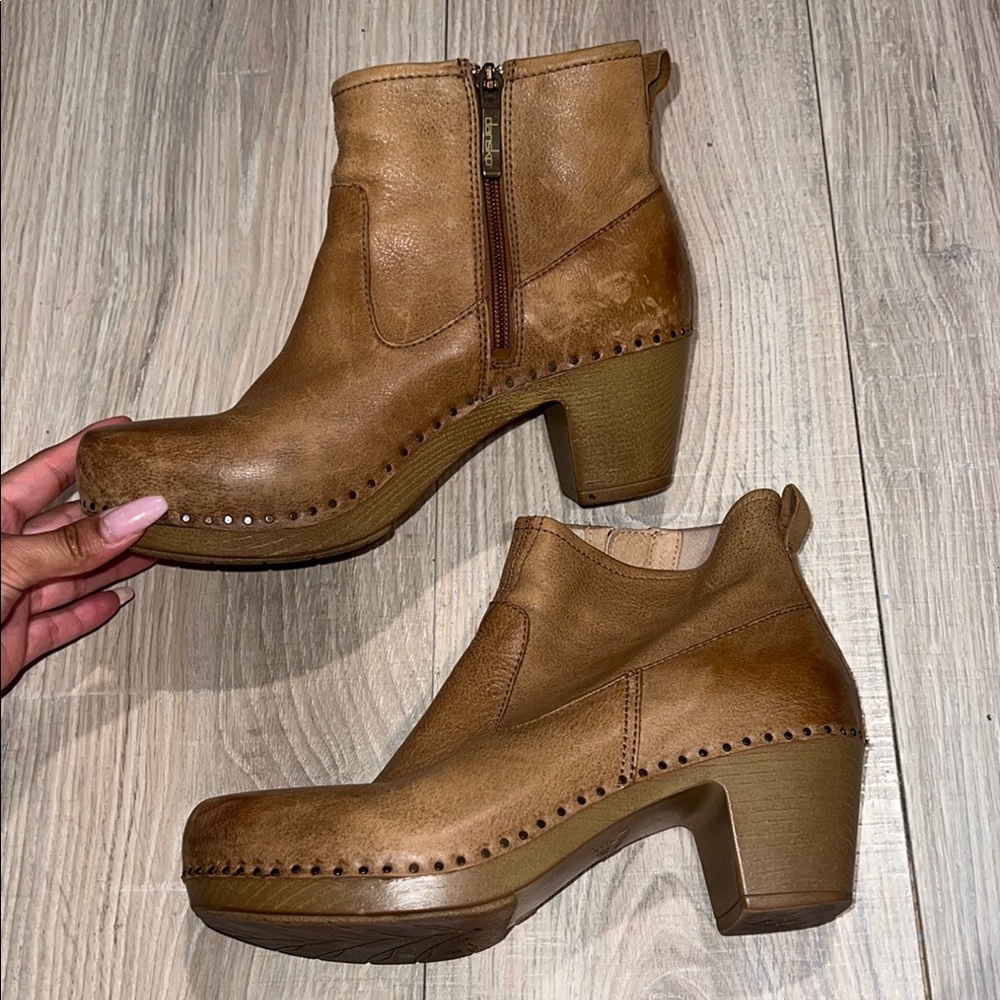 DANSKO WOMENโS SARAH TAN MILLED BURNISHEDโ